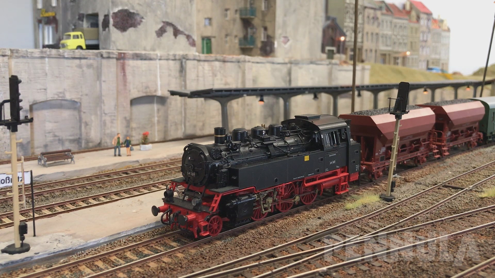 Bahnhof Roßnitz - Piko Modellbahn mit Lokomotiven und Modellzügen der Deutschen Reichsbahn