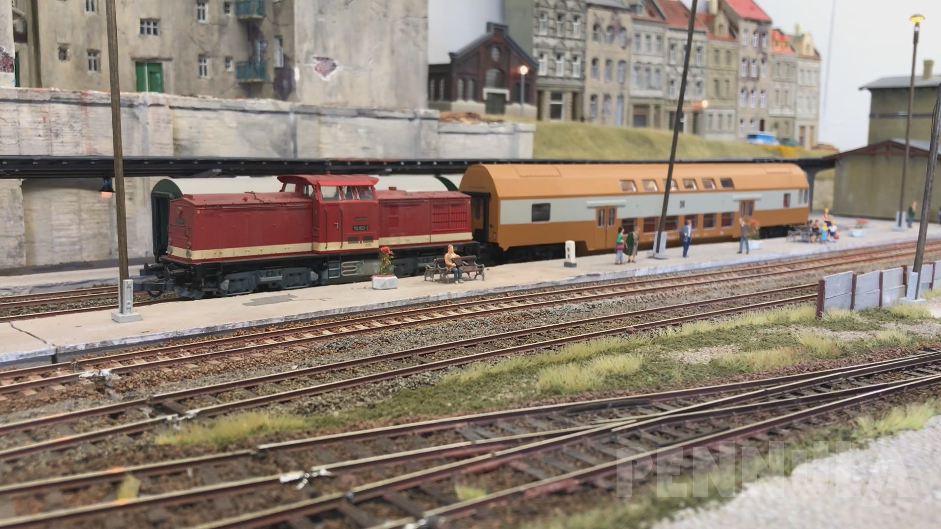 Bahnhof Roßnitz - Piko Modellbahn mit Lokomotiven und Modellzügen der Deutschen Reichsbahn