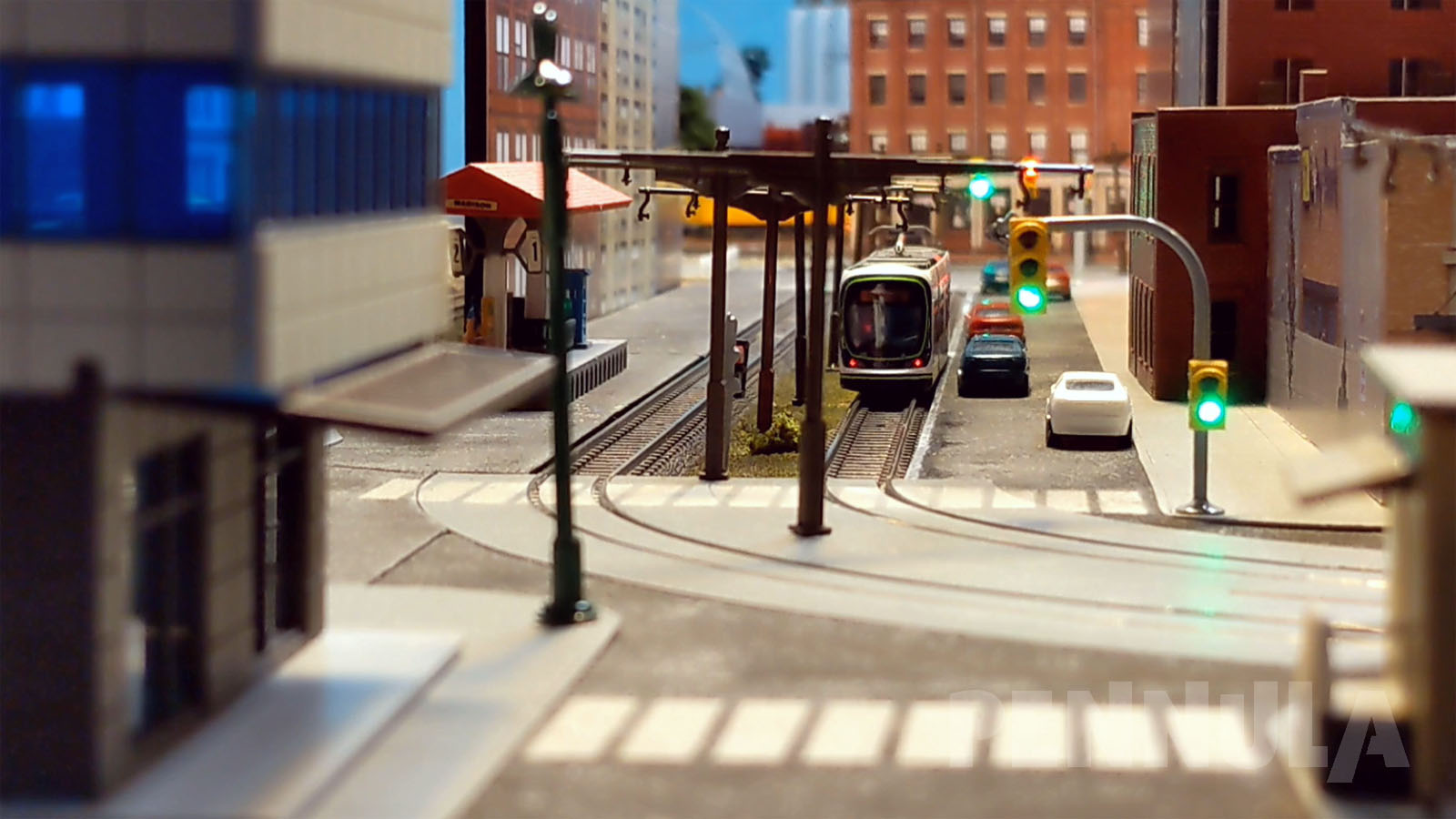 Modellstraßenbahn - Detaillierte Straßenbahn-Modelleisenbahn-Anlage mit Ampeln in Spur N aus Amerika