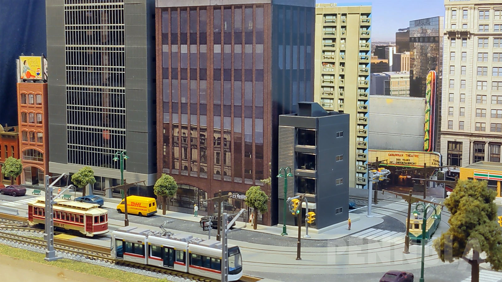 Modellstraßenbahn - Detaillierte Straßenbahn-Modelleisenbahn-Anlage mit Ampeln in Spur N aus Amerika
