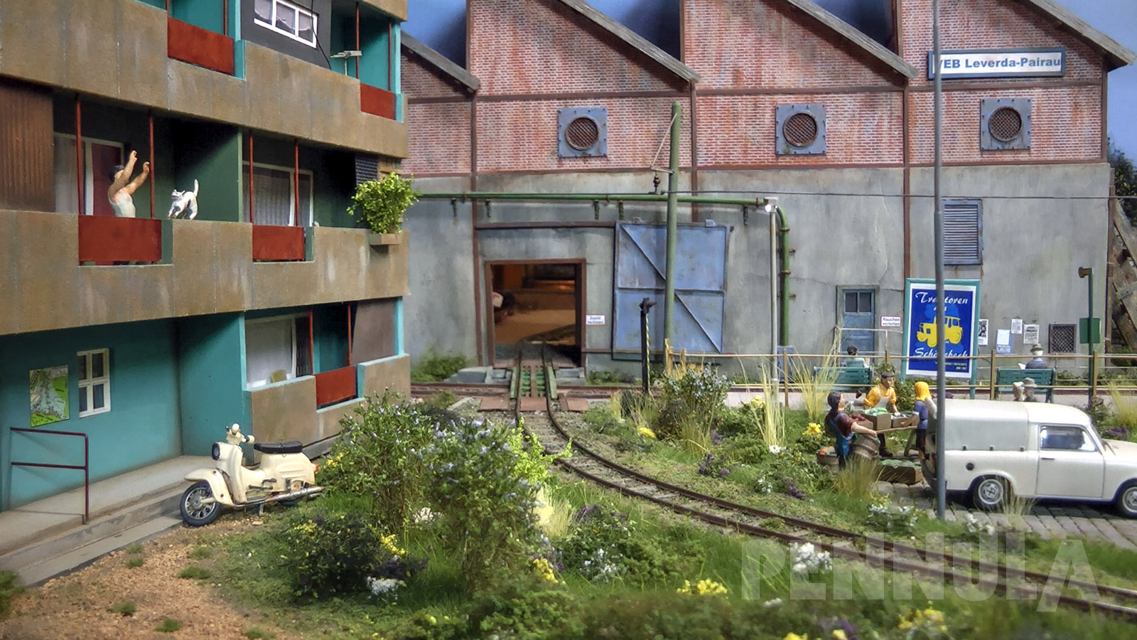 Modellbahn VEB Leverda-Pairau - Diorama mit Tatra T4 Straßenbahn und Feldbahnen in der DDR