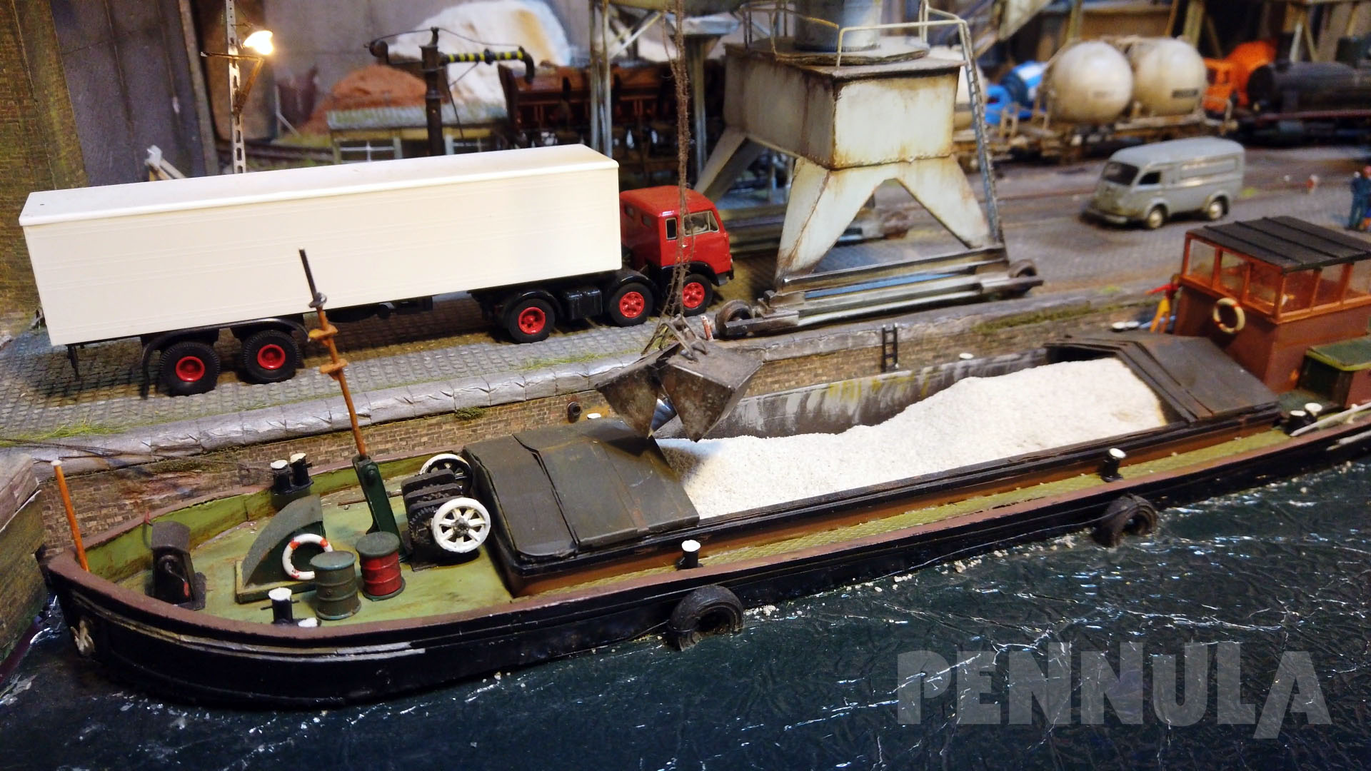 Märklin H0 Modelleisenbahn: Hafen mit Schiffen, Kran und Eisenbahn von Erik de Boeck