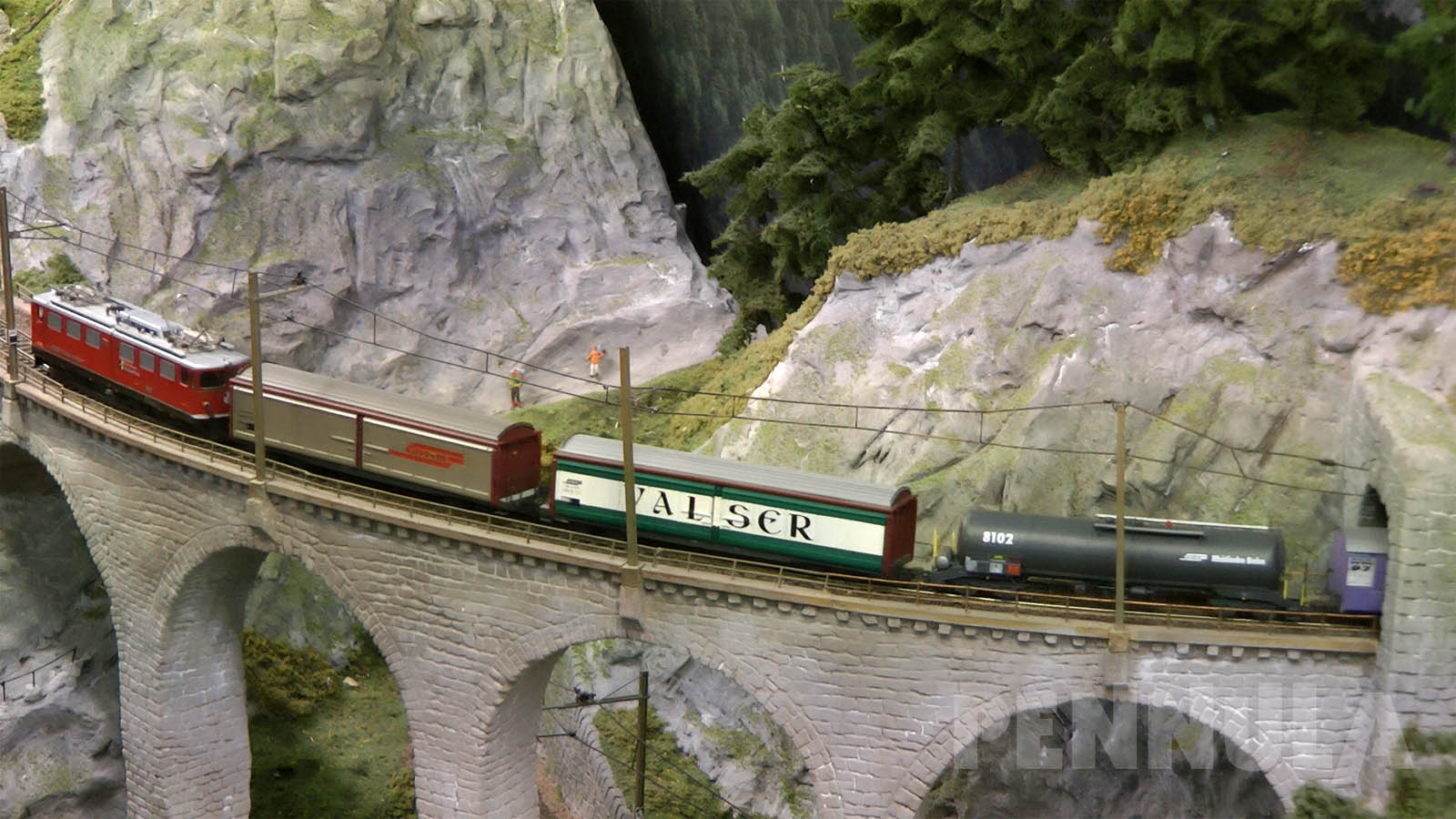 Abgesehen von den Zuggarnituren der RhB und Furka Oberlandbahn (Vorgänger der heutigen Matterhorn-Gotthard-Bahn), darunter auch Modellzüge mit dem „Schweizer Krokodil“, sind auf dieser Modellbahnanlage viele typische Details der Schweiz integriert.