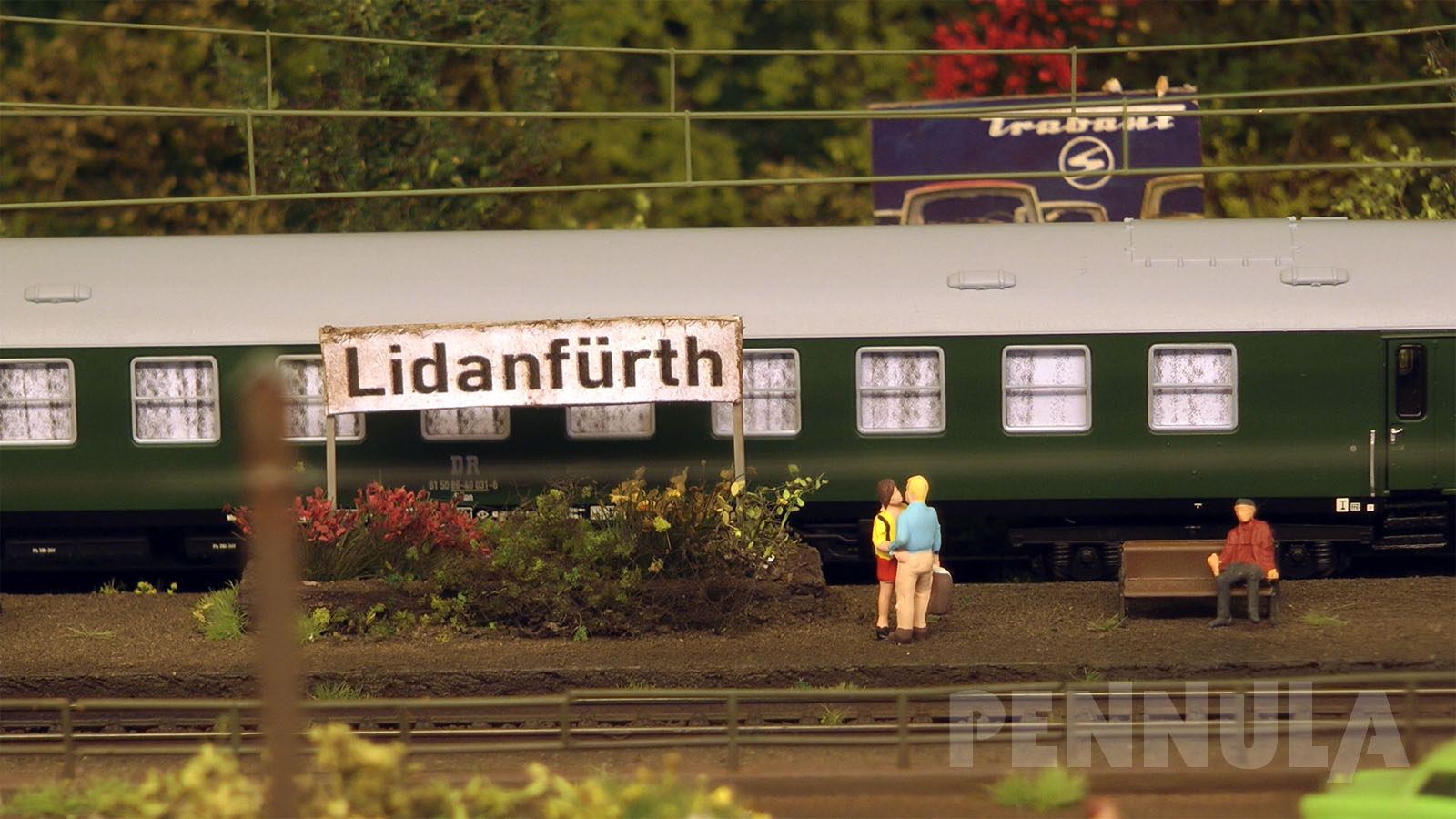 Eine Spur TT Anlage, die während der Modellbahnausstellung On TraXs 2022 präsentiert wurde, heißt Lidanfürth und soll die ehemalige DDR sowie den Bahnverkehr der Deutschen Reichsbahn um die Wendezeit repräsentieren.