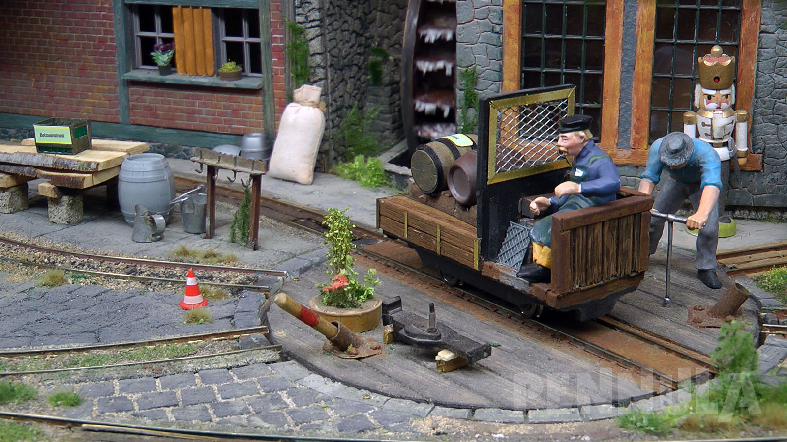 Das Diorama spiegelt das Erzgebirge wider, wo es auch heute noch zahlreiche kleine Handwerksbetriebe gibt, die Holzspielzeug und Weihnachtsartikel produzieren.