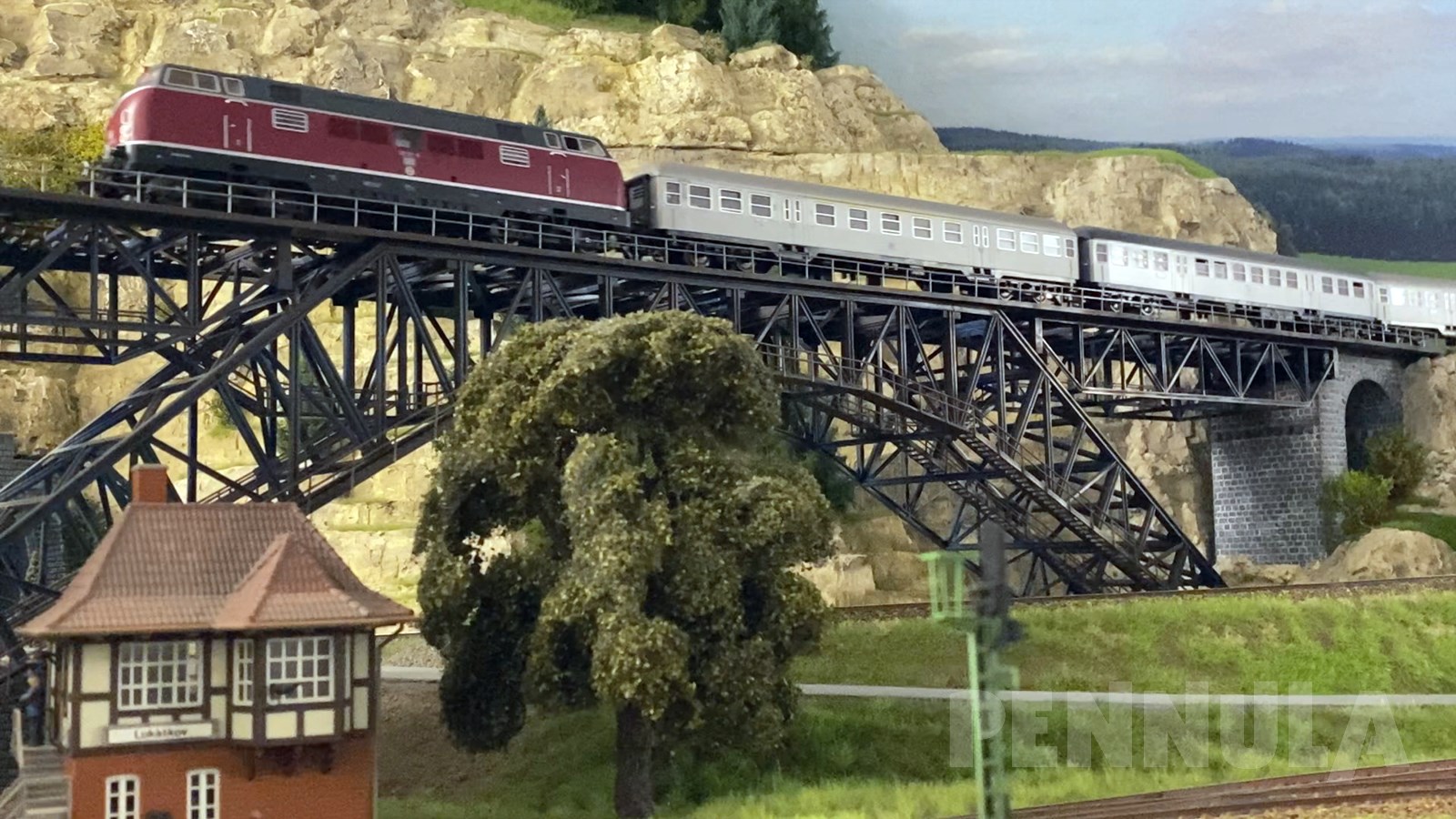 Auf vielen Modellbahnen sind Lokomotiven der Deutschen Bundesbahn aus den alten Eisenbahn-Epochen sehr beliebt, so etwa die mächtige Diesellokomotive der Baureihe V 200 bzw. der DB Baureihe 220, die in der Schweiz besser als Am 4/4 bekannt ist.