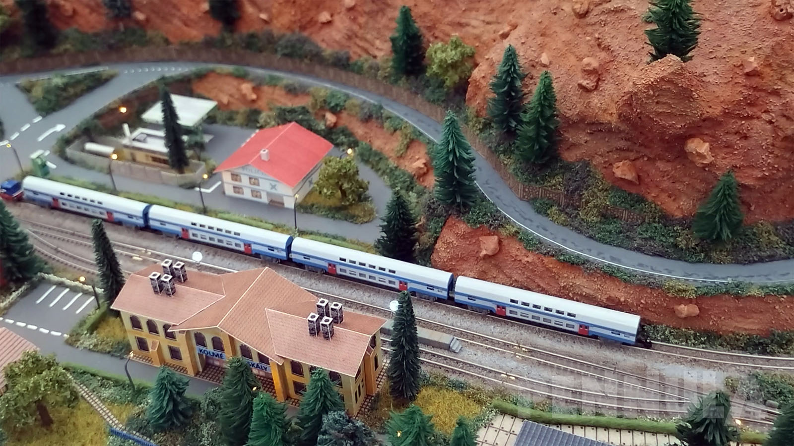Und wie bereits im Titel dieses Modellbahn-Videos von Pennula zu lesen ist, schauen wir uns heute eine der wohl kleinsten Modellbahnanlagen der Welt an, nämlich die Miniaturwelt, die von Richard Kříž aus der Tschechischen Republik gebaut wurde.