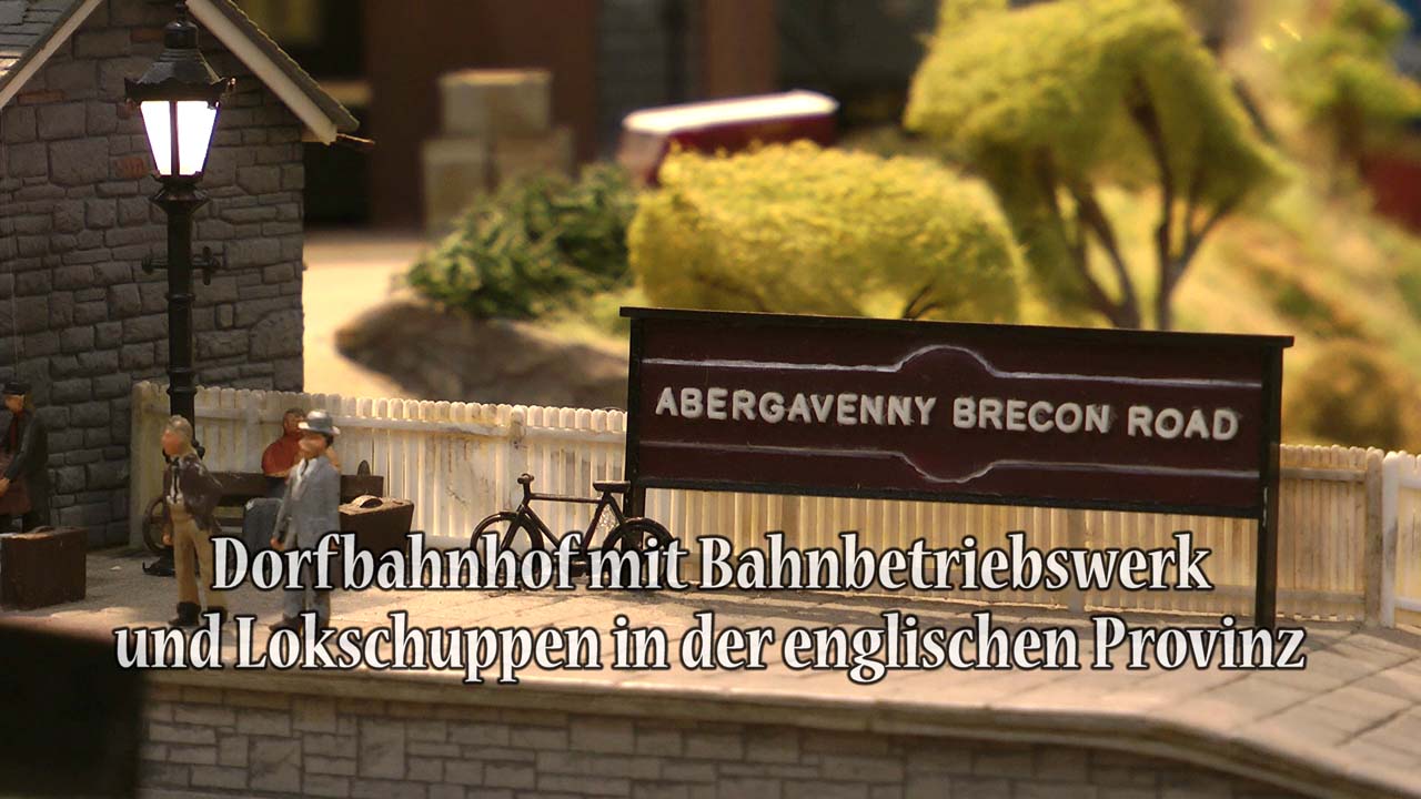 Eine wunderschöne Modelleisenbahn mit Bahn-Betriebswerk und Dampflok-Schuppen